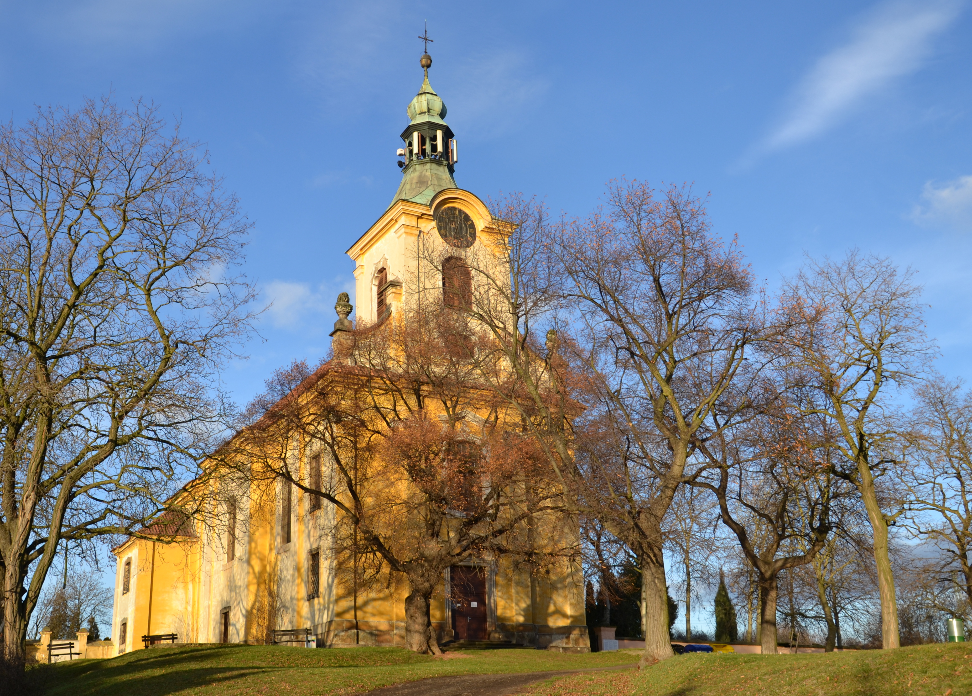 Kostel Povýšení svatého Kříže na podzim