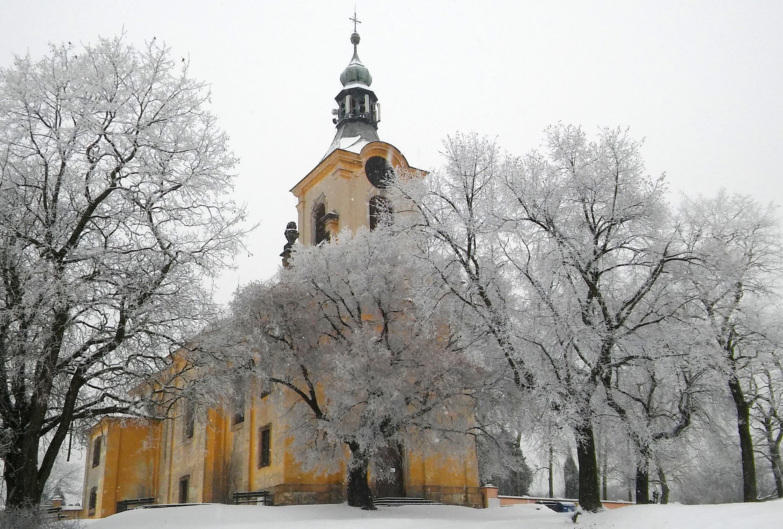 Kostel Povýšení svatého Kříže v zimě